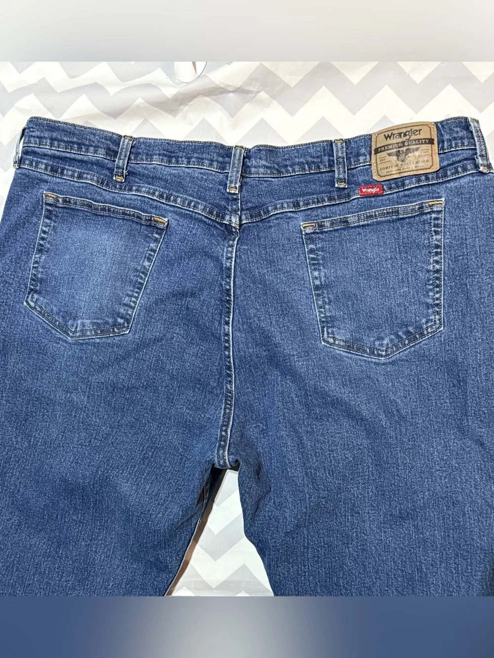 Wrangler Premium Quality Men's Straight Jeans in Classic Denim Blue size 44 x 29
